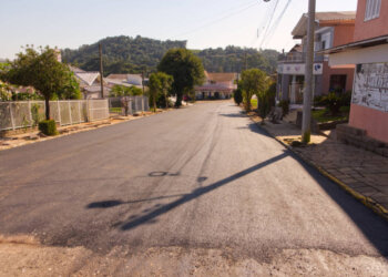 Trechos das ruas Castelo Branco e Governador Meneghetti recebem camada asfáltica