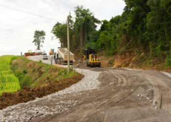 Prolongamento da Rua Duque de Caxias está sendo asfaltado