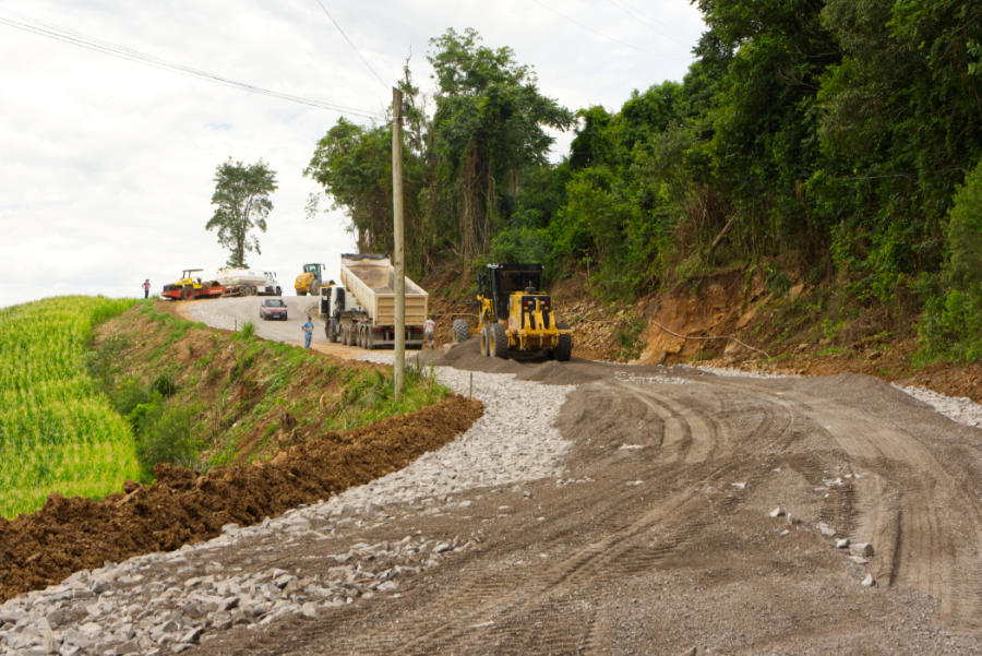 Prolongamento da Rua Duque de Caxias está sendo asfaltado