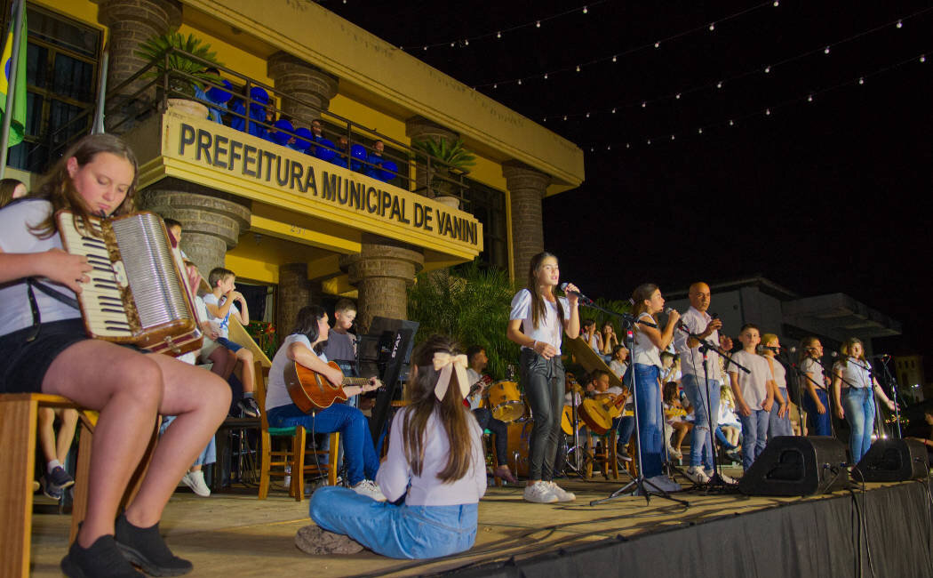 Espetáculo Vanini Canto e Arte encantou o público na noite de quinta-feira