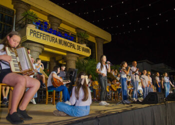 Espetáculo Vanini Canto e Arte encantou o público na noite de quinta-feira