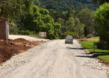 Prefeito e vice-prefeita vistoriam obras em andamento no município