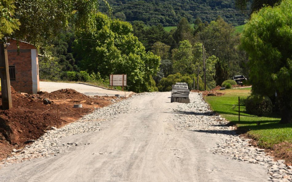 Prefeito e vice-prefeita vistoriam obras em andamento no município