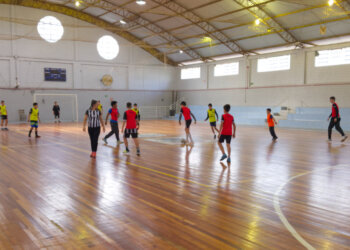 Escolinha promove a prática do futsal em Vanini
