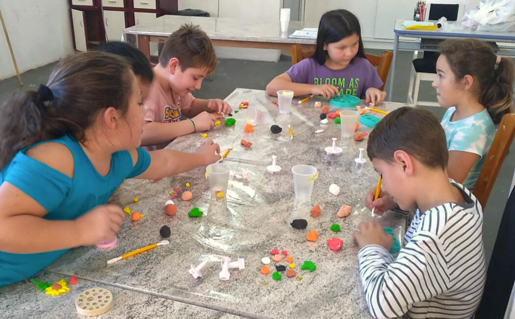 Crianças atendidas pelo CRAS e alunos das oficinas prestam homenagens às mães